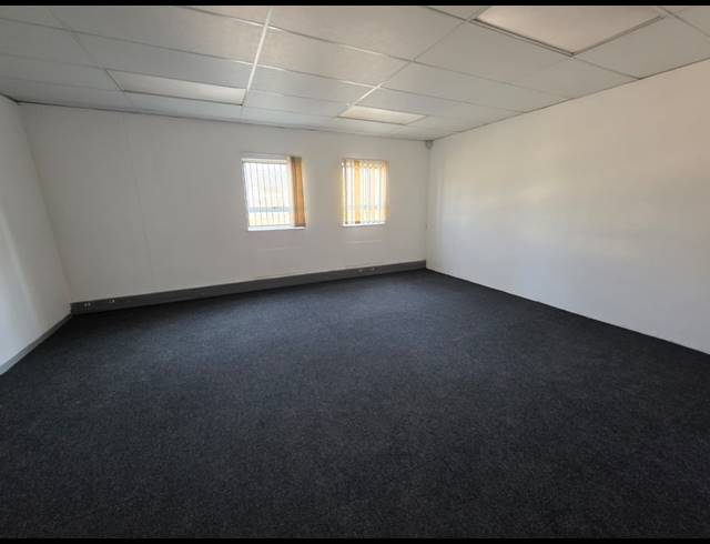 1,100M² WAREHOUSE TO LET IN STORMILL